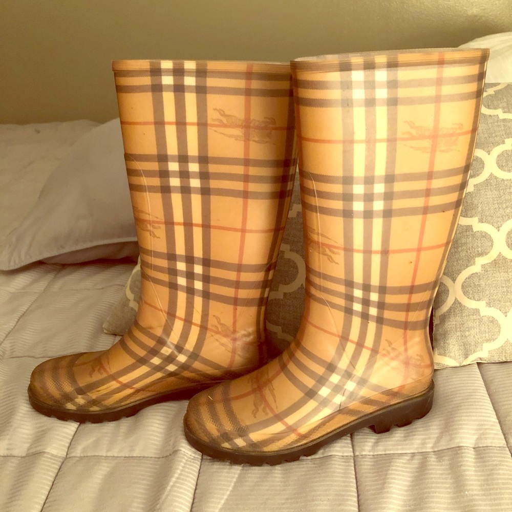 burberry rain boots in very good condition